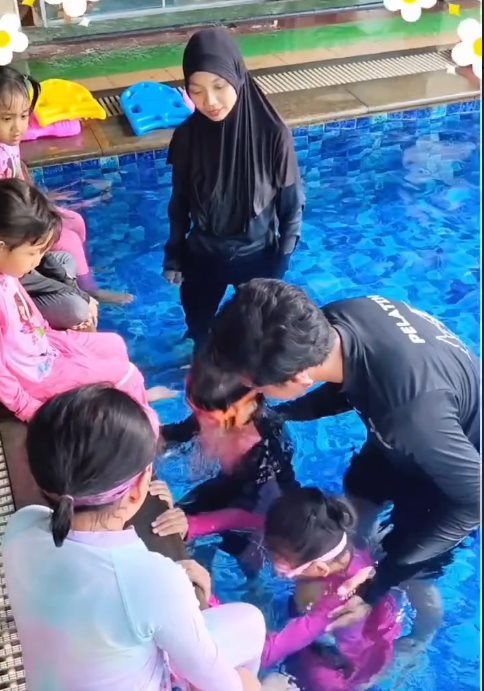 Anak-anak As-Sakinah mengikuti kegiatan renang dengan pendamping